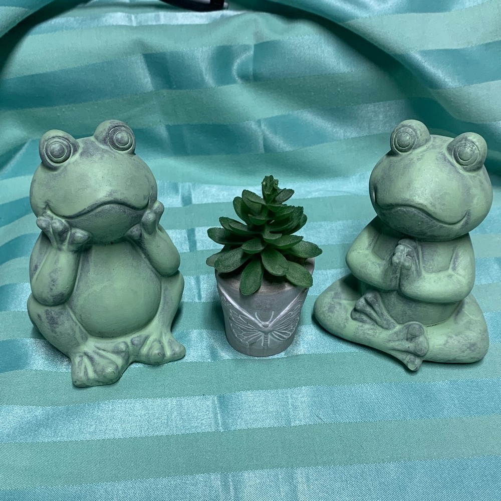 2 Green Garden Frog Figurines Painted Cement - Picture 3 of 9